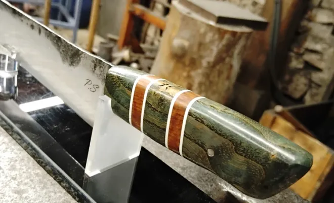 Patrik s'est offert un vrai couteau forgé et une sacrée aventure, Vielverge, O Feu Forgé