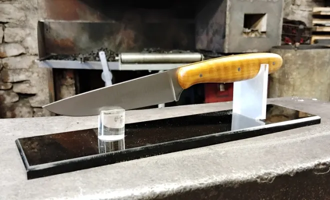 Claude fabrique son couteau en méthode stock removal, Vielverge, O Feu Forgé