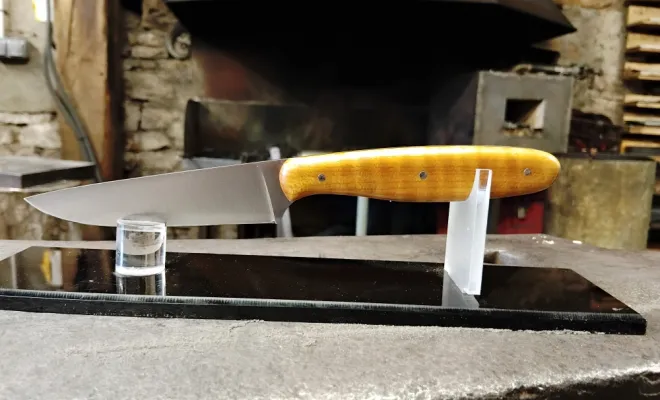 Claude fabrique son couteau en méthode stock removal, Vielverge, O Feu Forgé