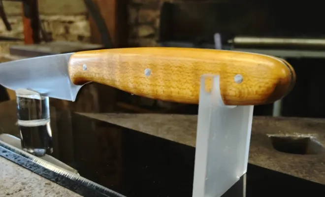 Claude fabrique son couteau en méthode stock removal, Vielverge, O Feu Forgé