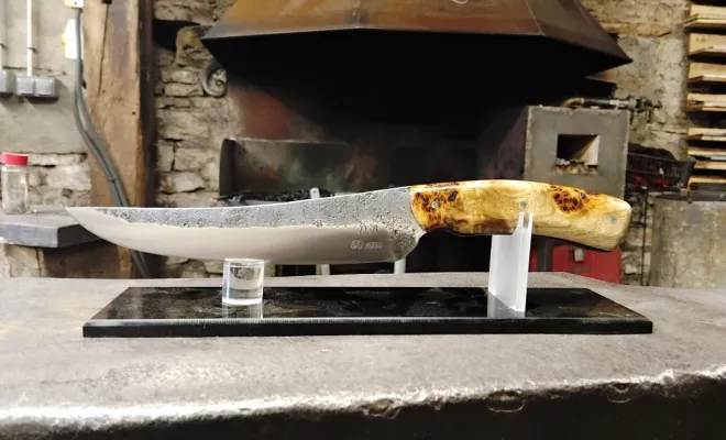 Dominique renoue avec le feu et forge son propre couteau, Vielverge, O Feu Forgé