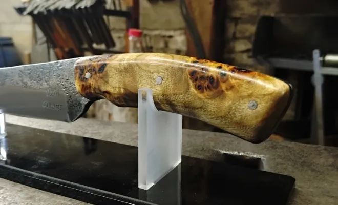 Dominique renoue avec le feu et forge son propre couteau, Vielverge, O Feu Forgé