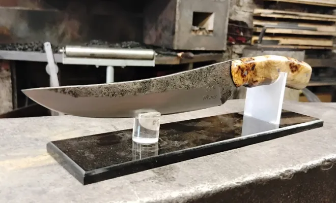 Dominique renoue avec le feu et forge son propre couteau, Vielverge, O Feu Forgé