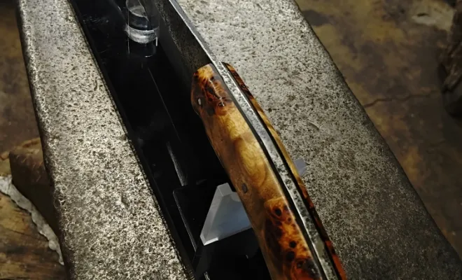 Dominique renoue avec le feu et forge son propre couteau, Vielverge, O Feu Forgé