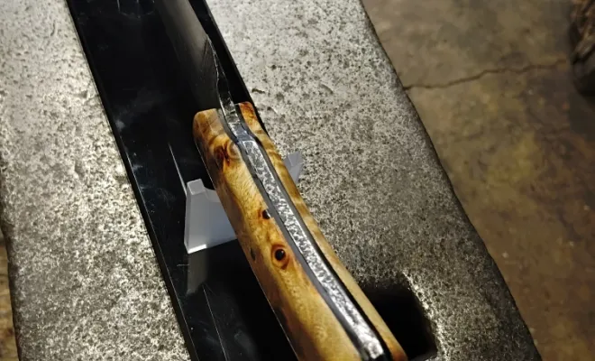 Dominique renoue avec le feu et forge son propre couteau, Vielverge, O Feu Forgé