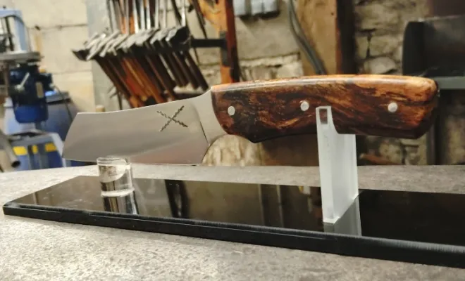 Un couteau unique créé lors d'un stage à O Feu Forgé, Vielverge, O Feu Forgé
