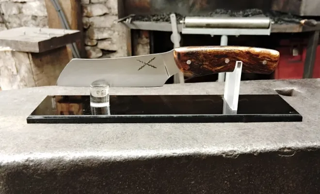 Un couteau unique créé lors d'un stage à O Feu Forgé, Vielverge, O Feu Forgé