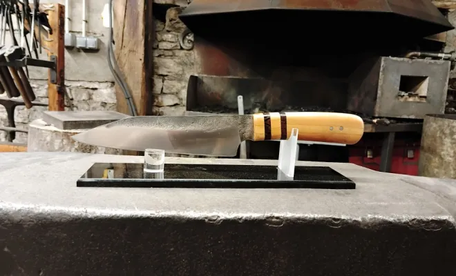 Xavier forge un couteau unique chez O Feu Forgé, Vielverge, O Feu Forgé