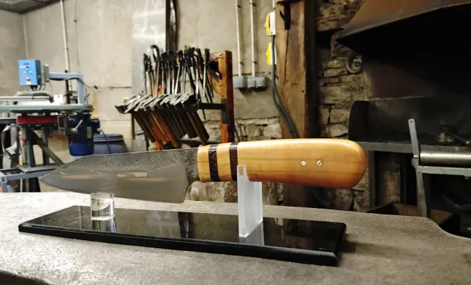 Xavier forge un couteau unique chez O Feu Forgé, Vielverge, O Feu Forgé