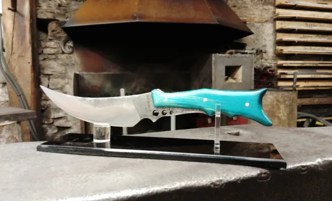 Dave réalise son rêve de forger un couteau unique, Vielverge, O Feu Forgé