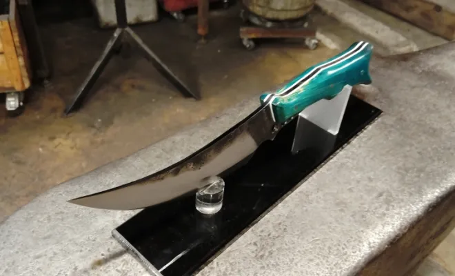 Dave réalise son rêve de forger un couteau unique, Vielverge, O Feu Forgé