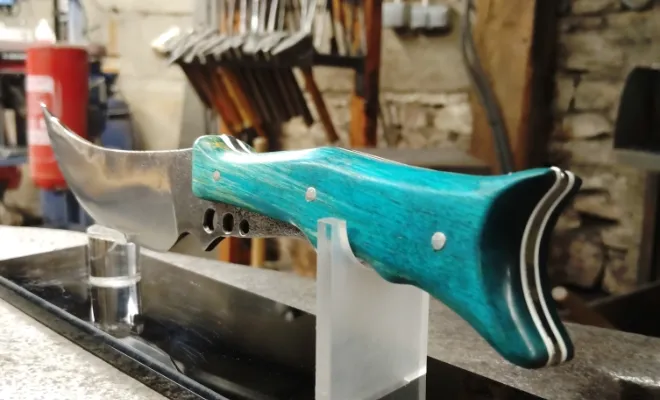 Dave réalise son rêve de forger un couteau unique, Vielverge, O Feu Forgé