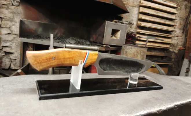 Sylvain forge son couteau Yakut XXL à l'atelier O Feu Forgé, Vielverge, O Feu Forgé