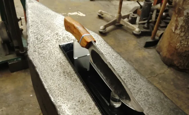 Sylvain forge son couteau Yakut XXL à l'atelier O Feu Forgé, Vielverge, O Feu Forgé