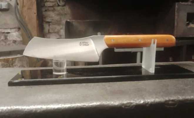 Stage de coutellerie : Maxime fabrique son premier couteau, Vielverge, O Feu Forgé