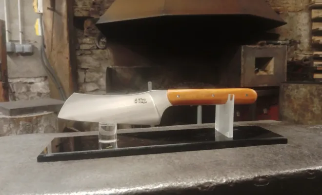 Stage de coutellerie : Maxime fabrique son premier couteau, Vielverge, O Feu Forgé