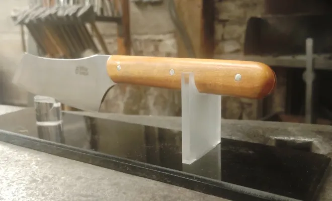 Stage de coutellerie : Maxime fabrique son premier couteau, Vielverge, O Feu Forgé