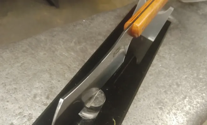 Stage de coutellerie : Maxime fabrique son premier couteau, Vielverge, O Feu Forgé