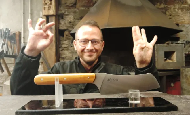 Stage de coutellerie : Maxime fabrique son premier couteau, Vielverge, O Feu Forgé