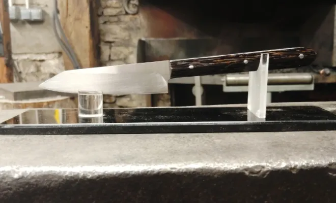 Stage coutellerie : Bertrand découvre comment fabriquer son couteau artisanal, Vielverge, O Feu Forgé