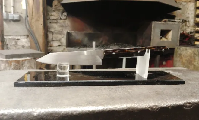 Stage coutellerie : Bertrand découvre comment fabriquer son couteau artisanal, Vielverge, O Feu Forgé