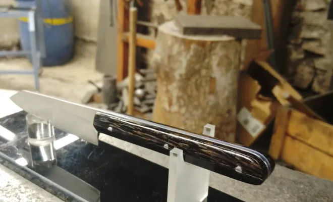 Stage coutellerie : Bertrand découvre comment fabriquer son couteau artisanal, Vielverge, O Feu Forgé