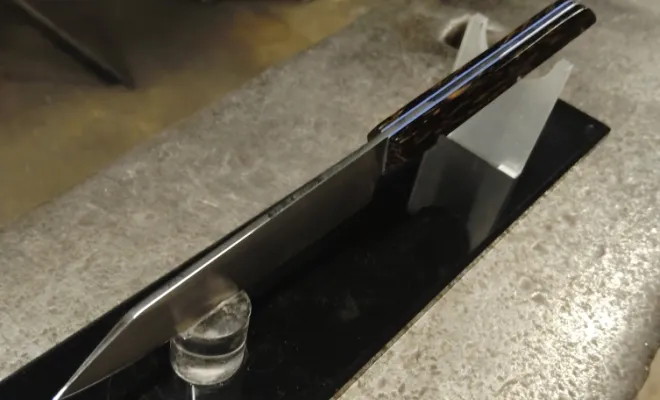 Stage coutellerie : Bertrand découvre comment fabriquer son couteau artisanal, Vielverge, O Feu Forgé