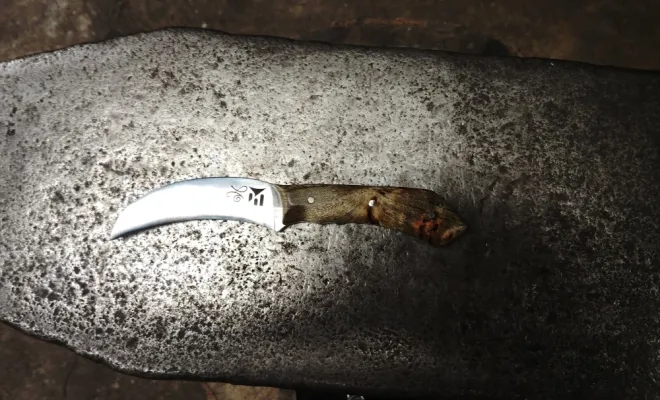 Stage de coutellerie : Jérôme fabrique son couteau à champignon  Fabriquer son couteau : l’expérience de Jérôme en stage de coutellerie, Vielverge, O Feu Forgé