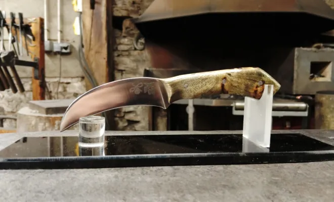 Stage de coutellerie : Jérôme fabrique son couteau à champignon  Fabriquer son couteau : l’expérience de Jérôme en stage de coutellerie, Vielverge, O Feu Forgé