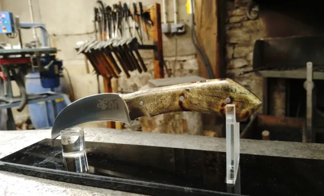 Stage de coutellerie : Jérôme fabrique son couteau à champignon  Fabriquer son couteau : l’expérience de Jérôme en stage de coutellerie, Vielverge, O Feu Forgé