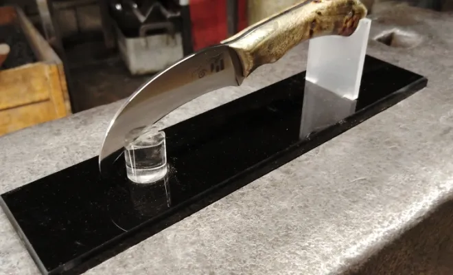 Stage de coutellerie : Jérôme fabrique son couteau à champignon  Fabriquer son couteau : l’expérience de Jérôme en stage de coutellerie, Vielverge, O Feu Forgé