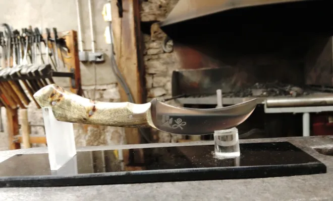 Stage de coutellerie : Jérôme fabrique son couteau à champignon  Fabriquer son couteau : l’expérience de Jérôme en stage de coutellerie, Vielverge, O Feu Forgé