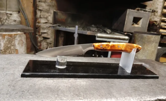 Stage de coutellerie : Nicolas fabrique son couteau de table, Vielverge, O Feu Forgé