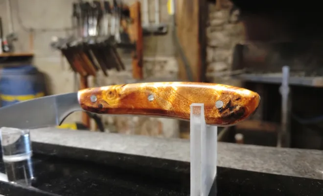 Stage de coutellerie : Nicolas fabrique son couteau de table, Vielverge, O Feu Forgé