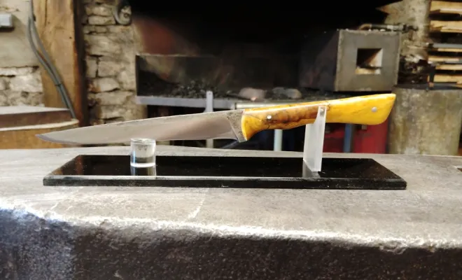 Stage coutellerie : Guillaume forge son couteau désosseur artisanal, Vielverge, O Feu Forgé