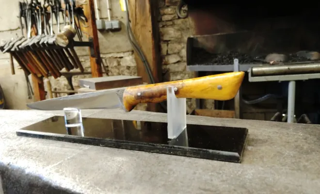 Stage coutellerie : Guillaume forge son couteau désosseur artisanal, Vielverge, O Feu Forgé