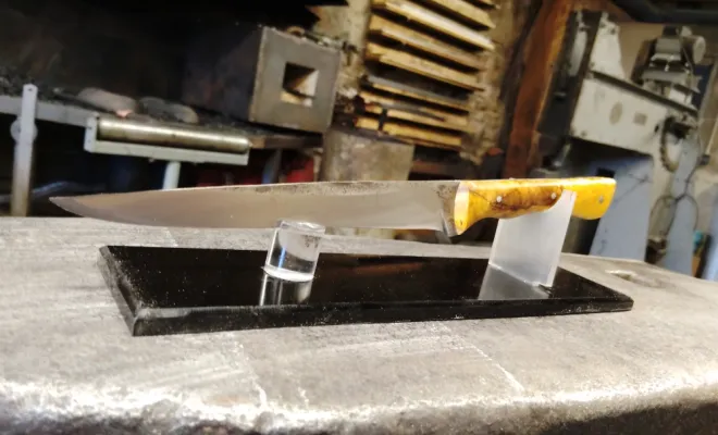 Stage coutellerie : Guillaume forge son couteau désosseur artisanal, Vielverge, O Feu Forgé