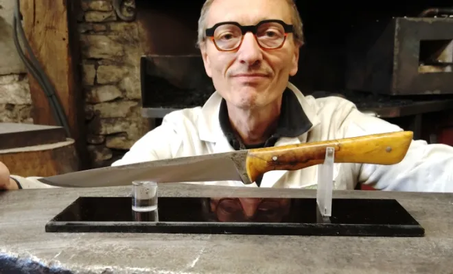 Stage coutellerie : Guillaume forge son couteau désosseur artisanal, Vielverge, O Feu Forgé