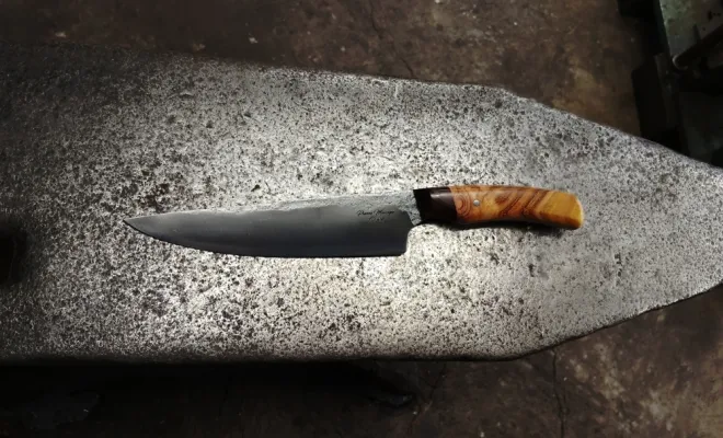 Stage coutellerie : Guillaume forge son couteau de cuisine artisanal, Vielverge, O Feu Forgé