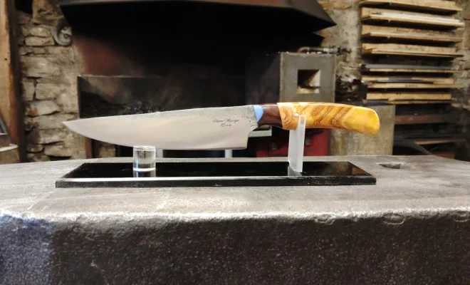 Stage coutellerie : Guillaume forge son couteau de cuisine artisanal, Vielverge, O Feu Forgé