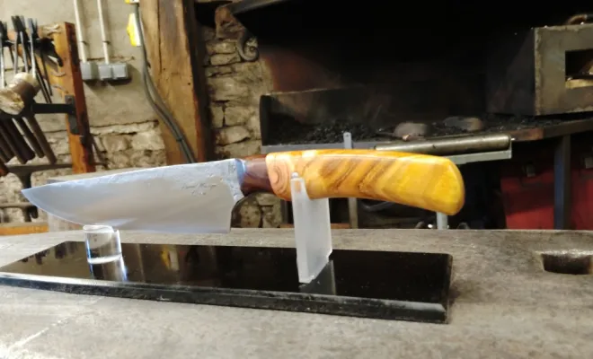 Stage coutellerie : Guillaume forge son couteau de cuisine artisanal, Vielverge, O Feu Forgé