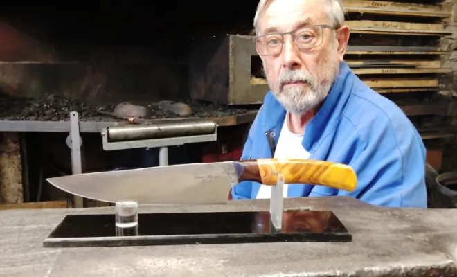 Stage coutellerie : Guillaume forge son couteau de cuisine artisanal, Vielverge, O Feu Forgé