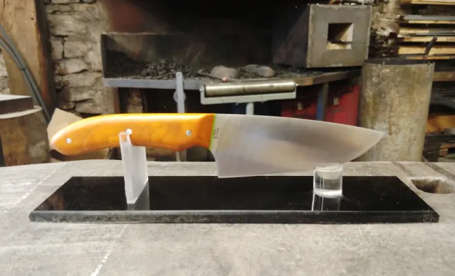 Stage coutellerie : Antoine, une rencontre inattendue avec la matière, Vielverge, O Feu Forgé