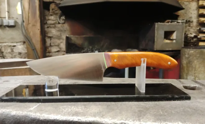 Stage coutellerie : Antoine, une rencontre inattendue avec la matière, Vielverge, O Feu Forgé