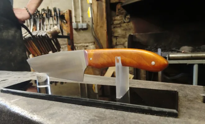 Stage coutellerie : Antoine, une rencontre inattendue avec la matière, Vielverge, O Feu Forgé