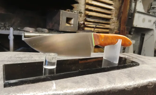 Stage coutellerie : Antoine, une rencontre inattendue avec la matière, Vielverge, O Feu Forgé