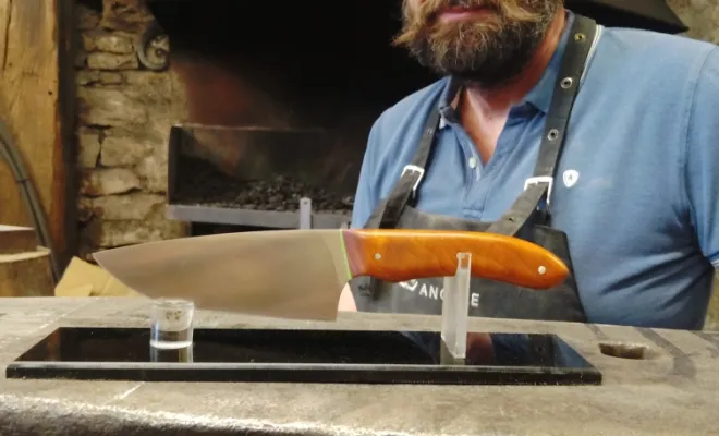 Stage coutellerie : Antoine, une rencontre inattendue avec la matière, Vielverge, O Feu Forgé