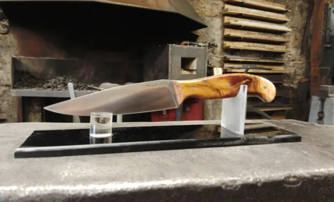 stage de coutellerie – Jacques forge son rythme, Vielverge, O Feu Forgé