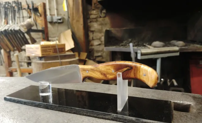stage de coutellerie – Jacques forge son rythme, Vielverge, O Feu Forgé