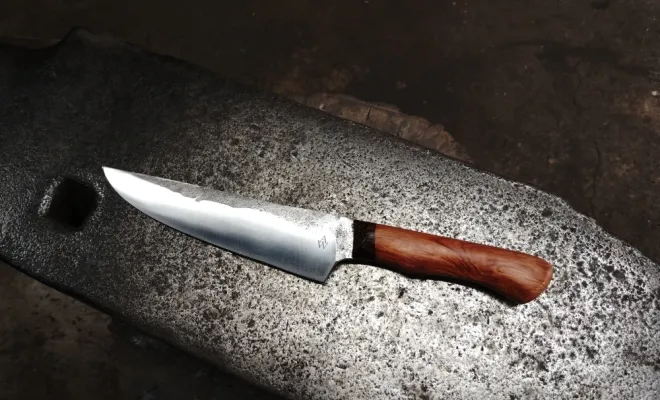 Stage de forge : Alex forge son couteau de cuisine artisanal, Vielverge, O Feu Forgé